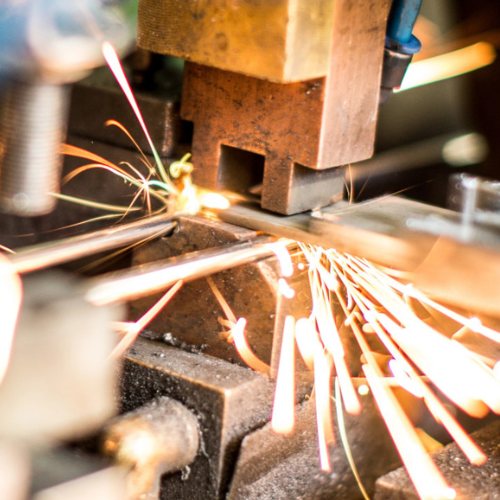 Präzise gefertigtes Bauteil aus Draht und Blech
